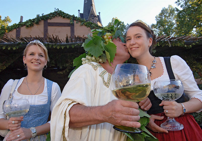 © Weinbauverband Sachsen e.V. / Foto: André Wirsig, Radebeul, mediaserver.dresden.de, Weingott Bacchus mit Weinmajestäten